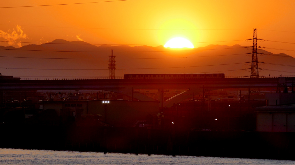 隅田川を横切る舎人ライナー上の夕日