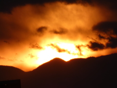’22.01.13新春の荒川土手から丹沢山系の雲被る夕日