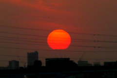 春霞の夕日が大蔵高丸に
