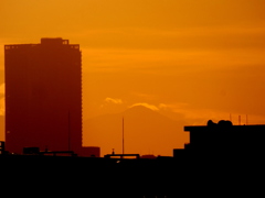 夕焼けの丹沢山系の蛭ヶ岳山頂の雲