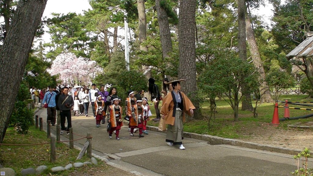 名古屋城内を武士たちが
