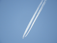 千住新橋から短い遠くの飛行機雲をズームした