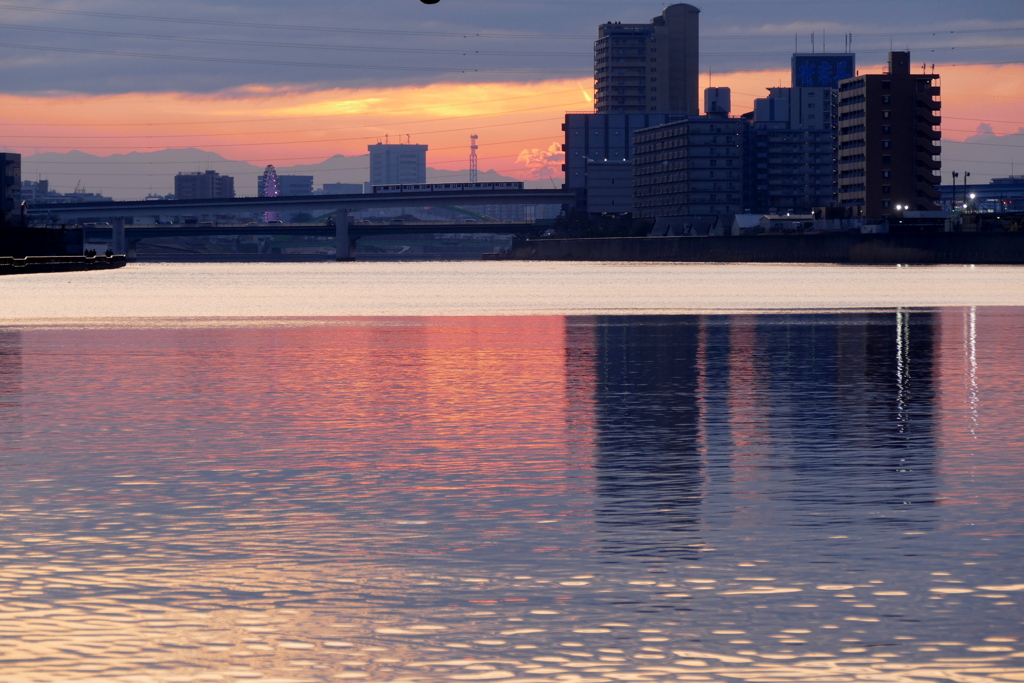 静かな隅田川西の夕景