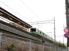 改良された三河島高架土手と上野から駅に入る緑の常磐線