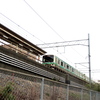 改良された三河島高架土手と上野から駅に入る緑の常磐線