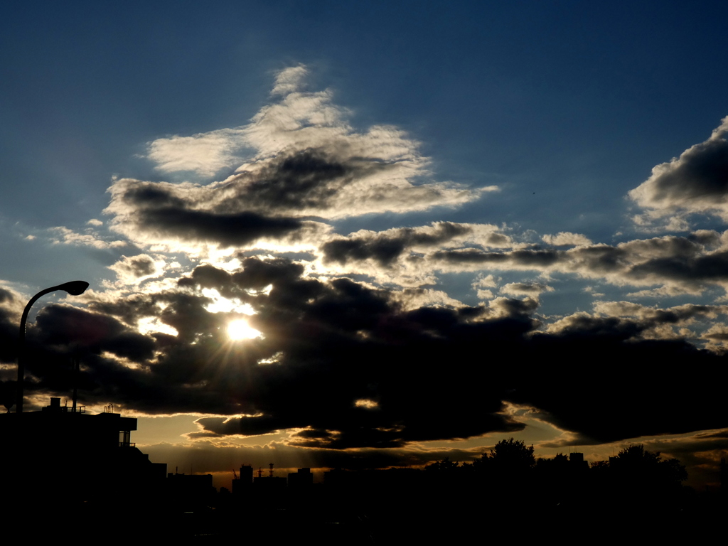 いつもだとこの黒雲モンスターの下富士山が見えるんだけど