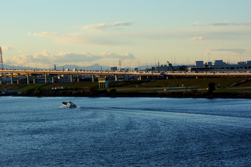 千住新橋からブルーの荒川の船が行き交う風景