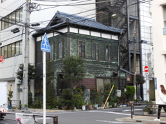 下谷小学校の裏の古風な明治大正昭和を感じる銅葺きの家