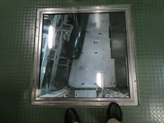 潜水艦のスケルトンの下の巨大な動力伝達装置の一部