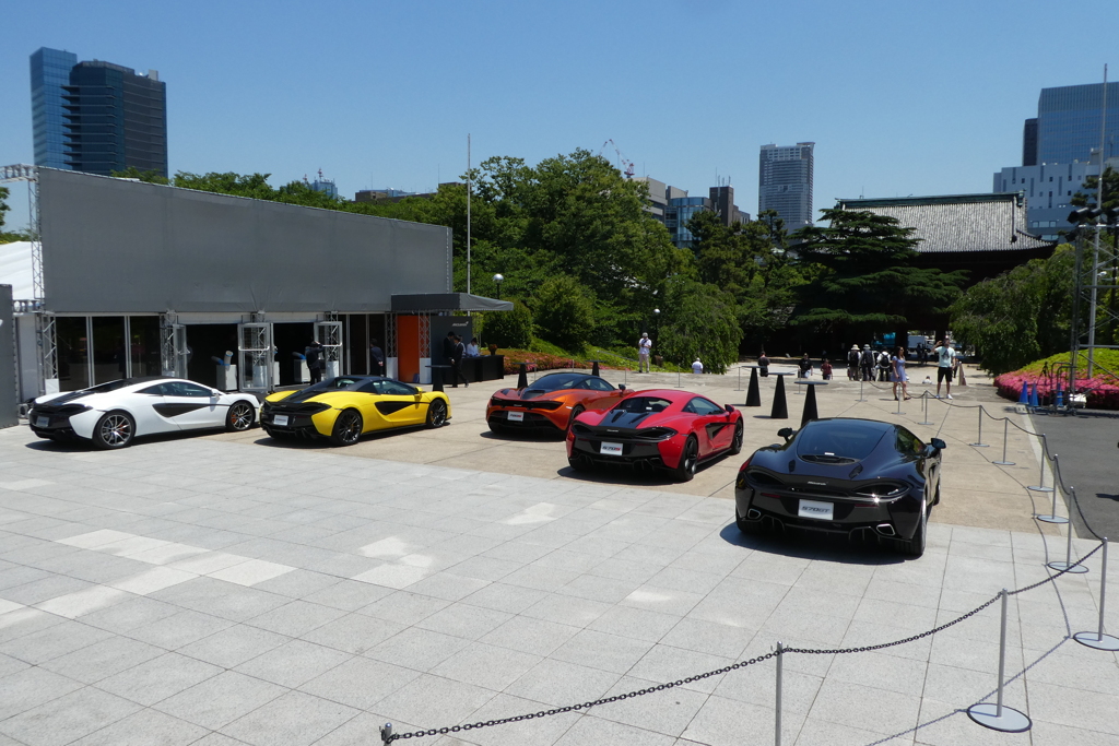 芝増上寺の境内の外車ショー
