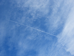 雲が多い日の飛行機雲