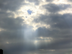 千住龍田町公園の上空の天使のはしご現象