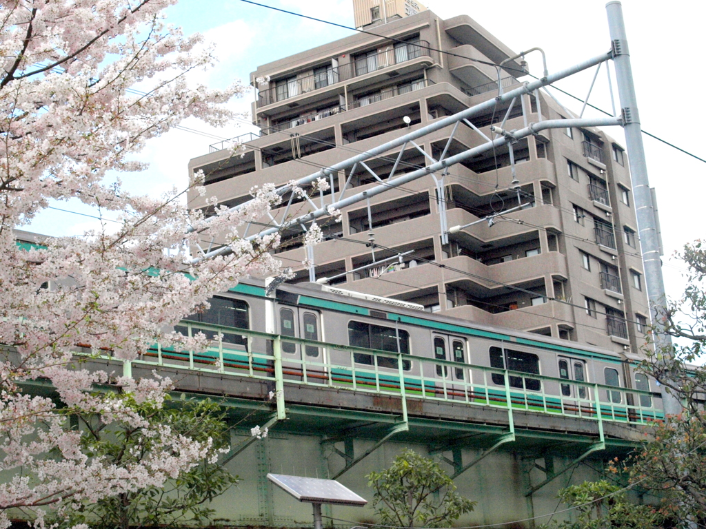 三河島駅に入るグリーンの常磐線