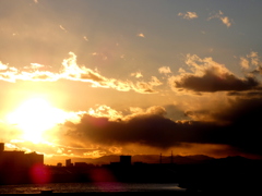 西新井橋から雲被る夕日