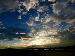 千住新橋から高速道路上の夕雲