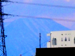 荒川土手から北方面に見える日光連山の鉄塔右の男体山