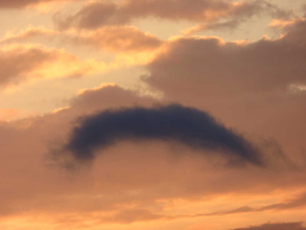 夕焼雲にまゆ毛！