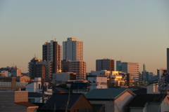 土手の上から町の静かな夕景