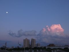 月と夕雲