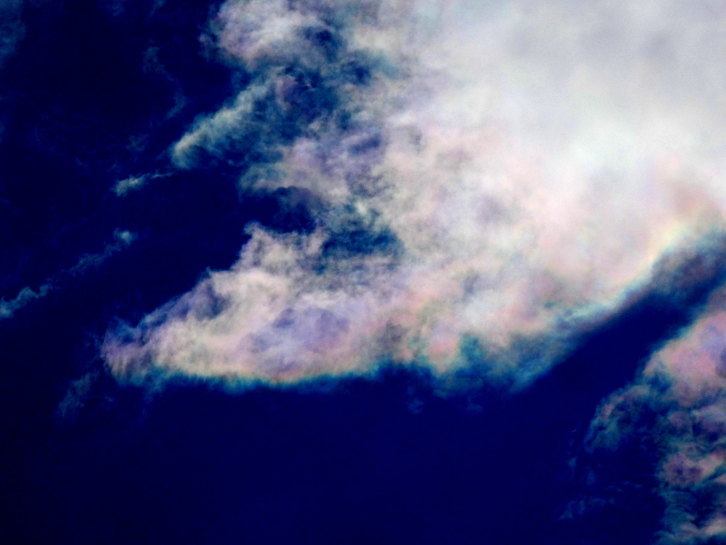 荒川土手から積雲の彩雲のズーム