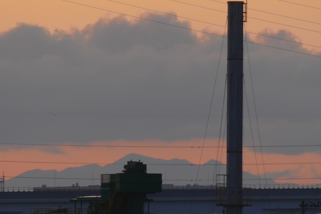 煙突の向こうに大持山小持山