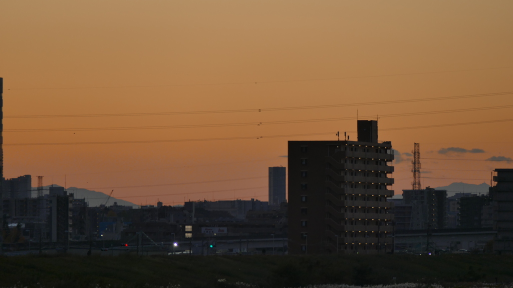 見える谷相の二十六夜山～ミツ峠山の夕暮れ