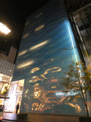 夜の銀座の並木通りのビトンビル