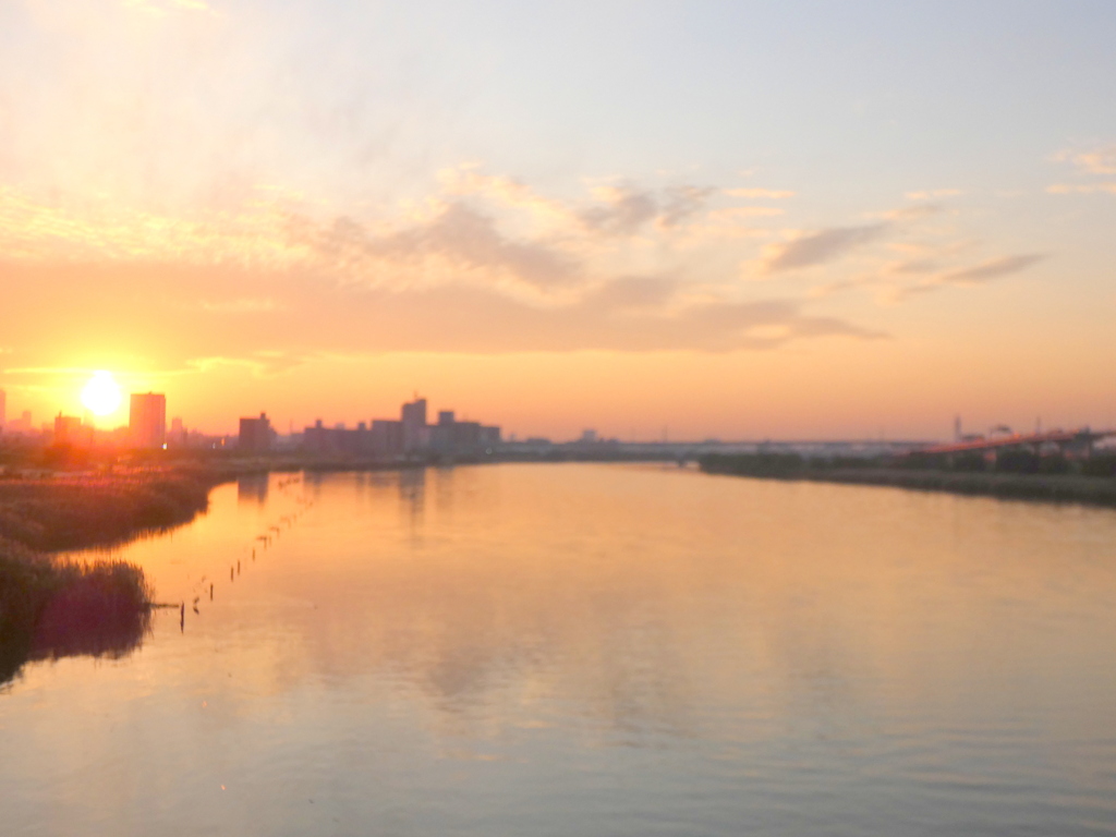 夕焼けの荒川の風景