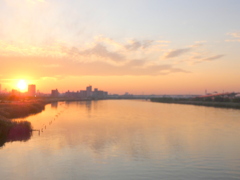 夕焼けの荒川の風景