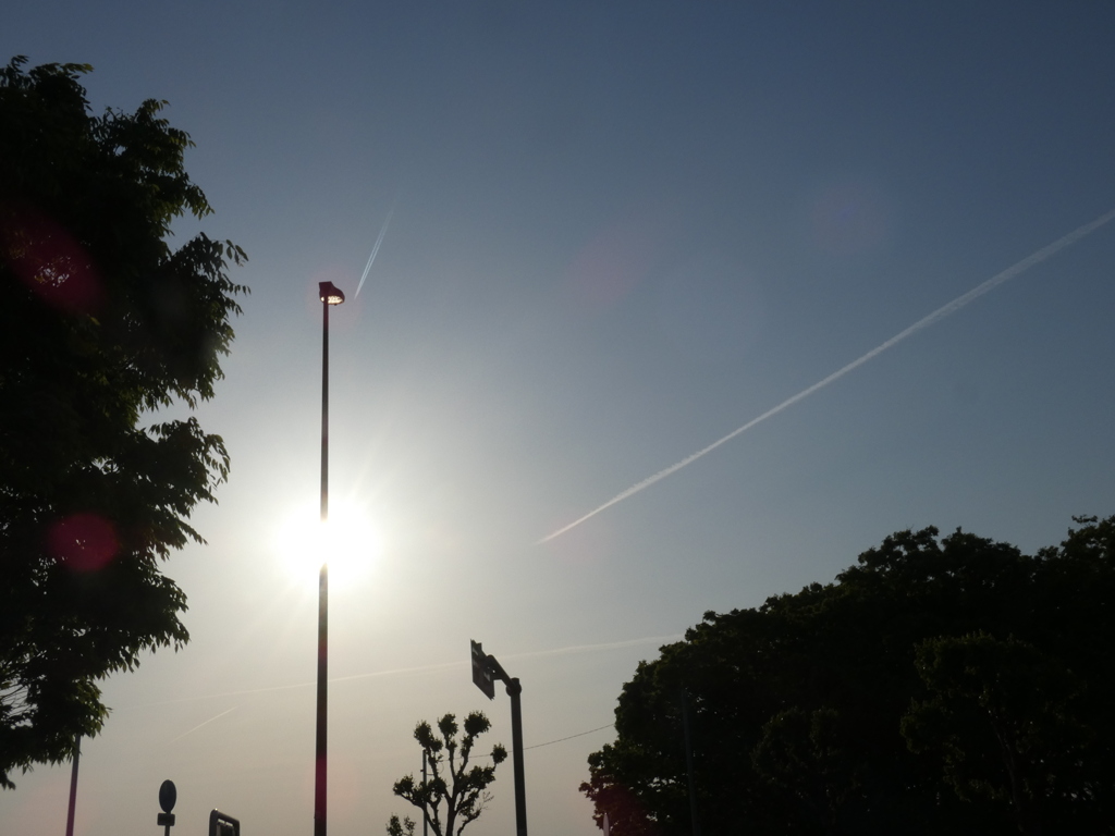逆光防止で数個の飛行機雲