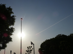 逆光防止で数個の飛行機雲