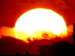 黄金の黒岳山頂の夕日