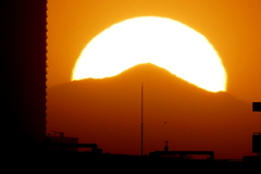タワービルとなりの蛭ヶ岳の夕日