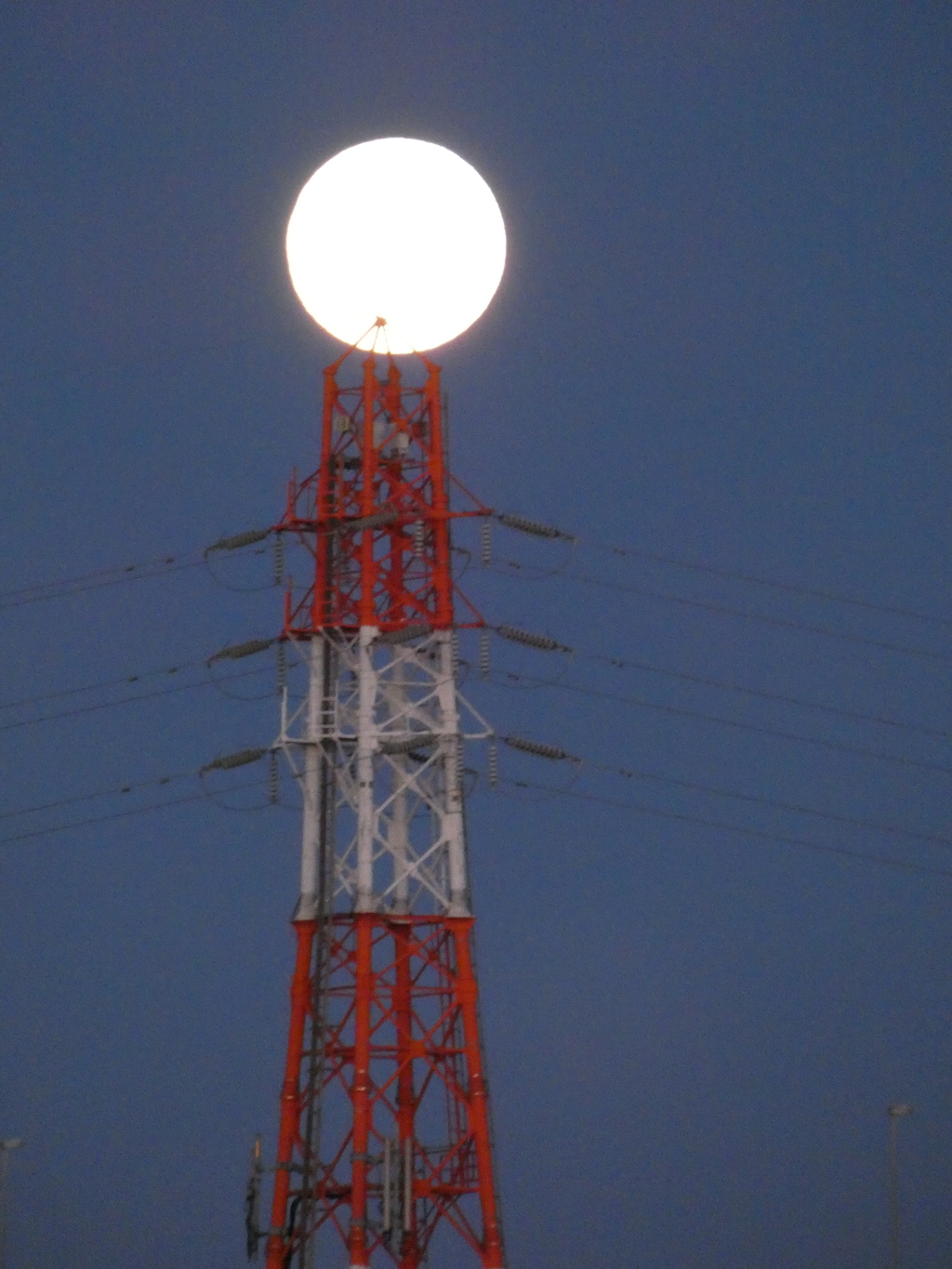月と鉄塔