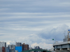 隅田川蔵前橋から上流の厩橋方面の曇りだがきれいな雲