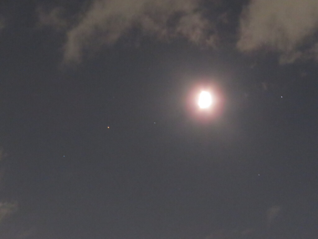 さそり座アンタレス近くにいる月