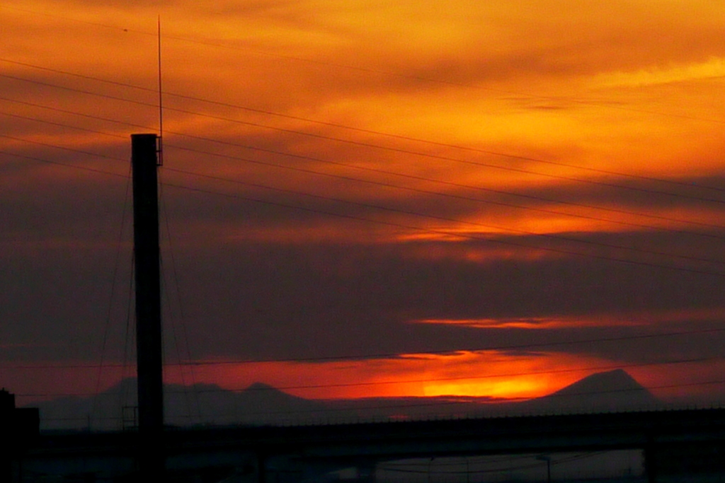 何時の間にか武甲山の左に大きな雲被る夕日が