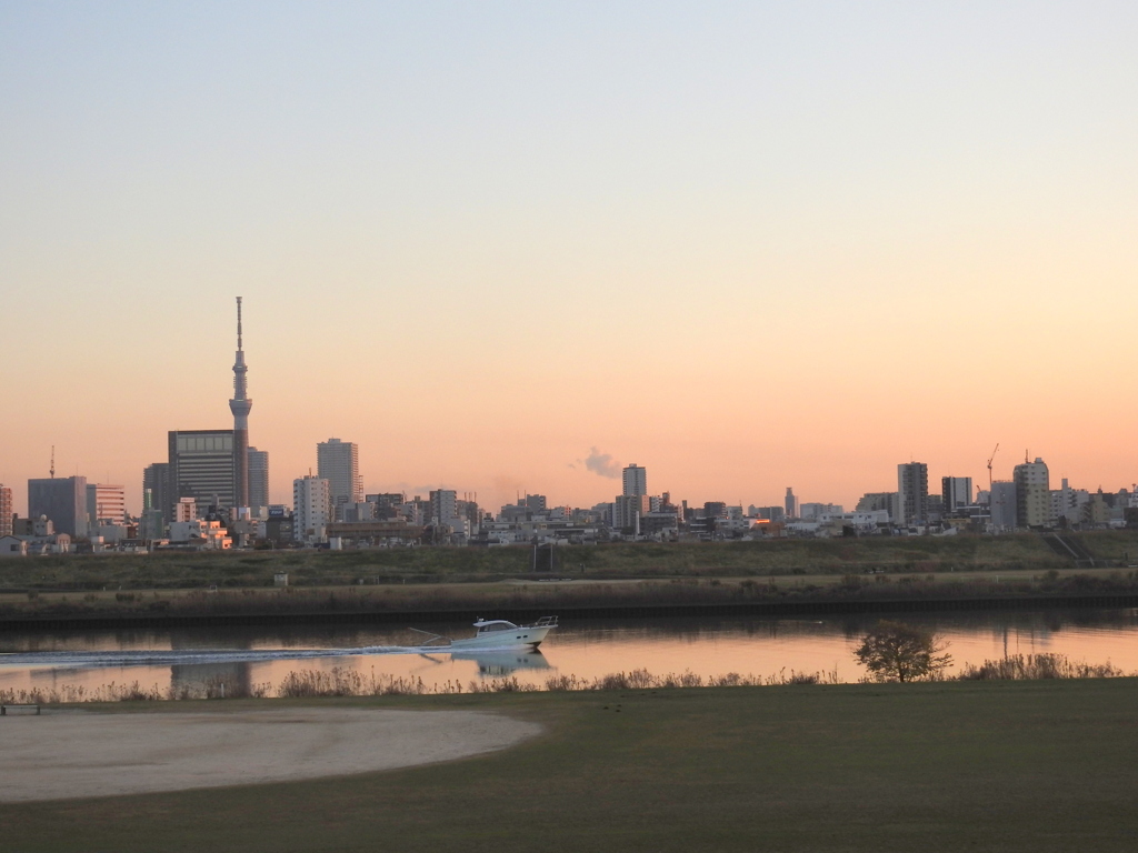 荒川土手から東京スカイツリーの前を上流に走るクルーザー