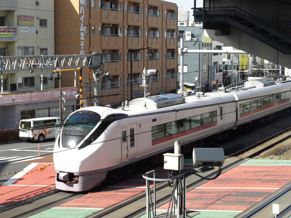 大踏切の歩道橋階段から常磐特急北千住駅へ
