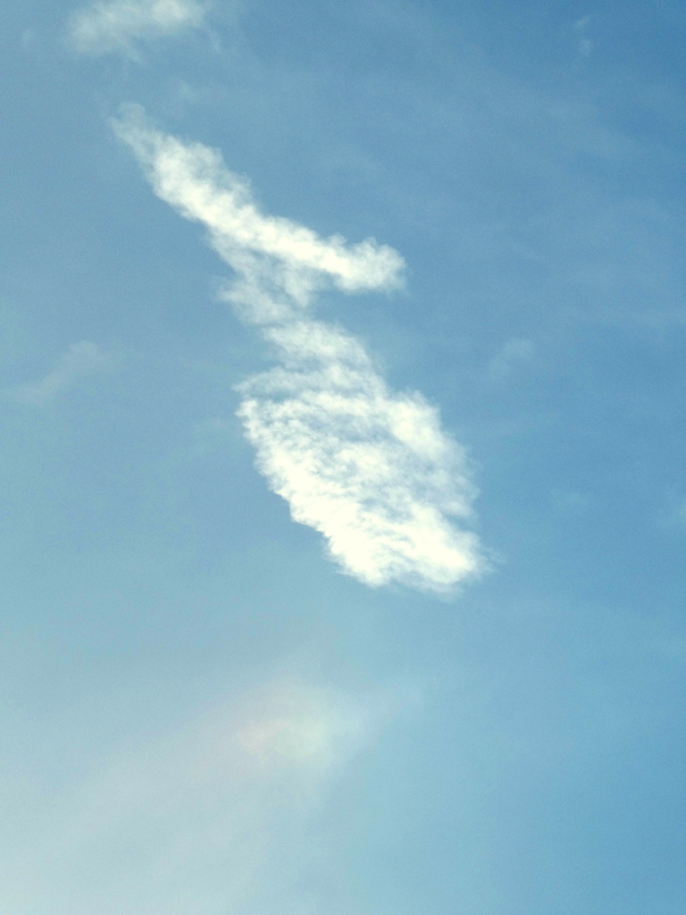 4K連射の1枚の拡散したジェット雲の下の一瞬の虹(幻日）