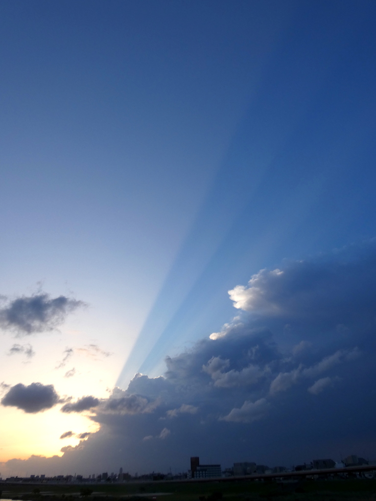 千住新橋から雲の中の夕日の薄明光線