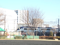 千住橋戸町の公園沿いを走る京成スカイライナー