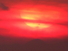 ようやく見えた丹沢塔ノ岳上空の夕日