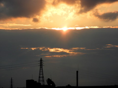 隅田川の大きな雲のカーテンに沈む夕日