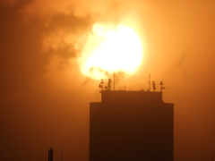 荒川からサンシャインビルの上の雲被る夕日の移動