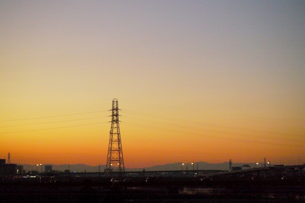 荒川土手から西新井橋の鉄塔と秩父山系夜景