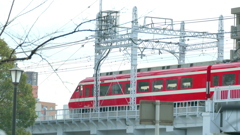 ミズマチの上の東武特急