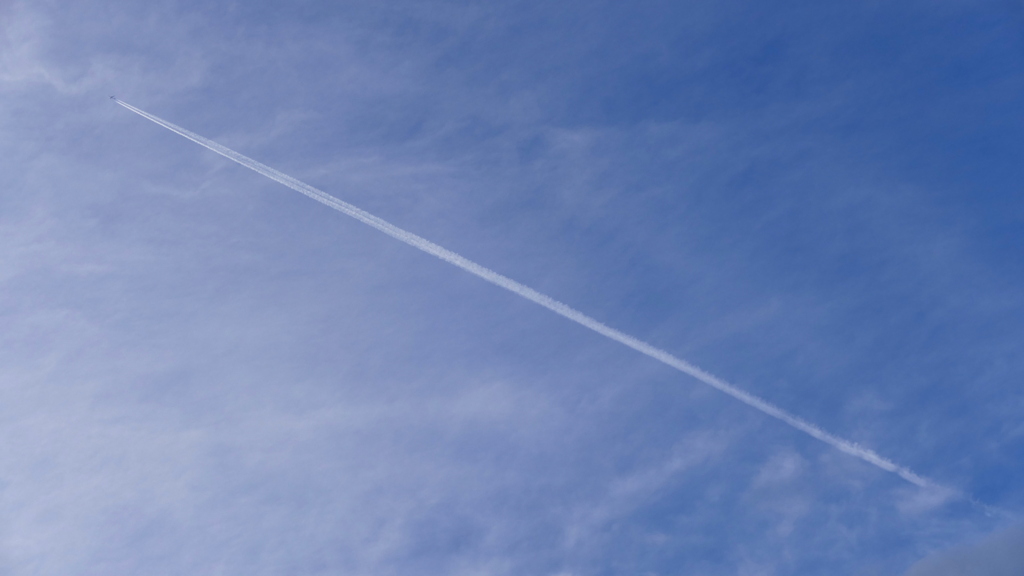 あめあがりの上空を一直線に