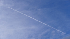 あめあがりの上空を一直線に
