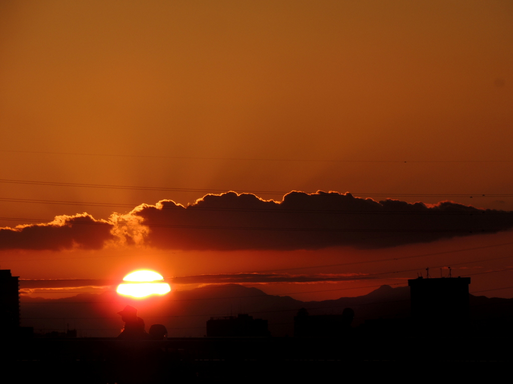 隅田川低空の大菩薩峠に沈む夕日